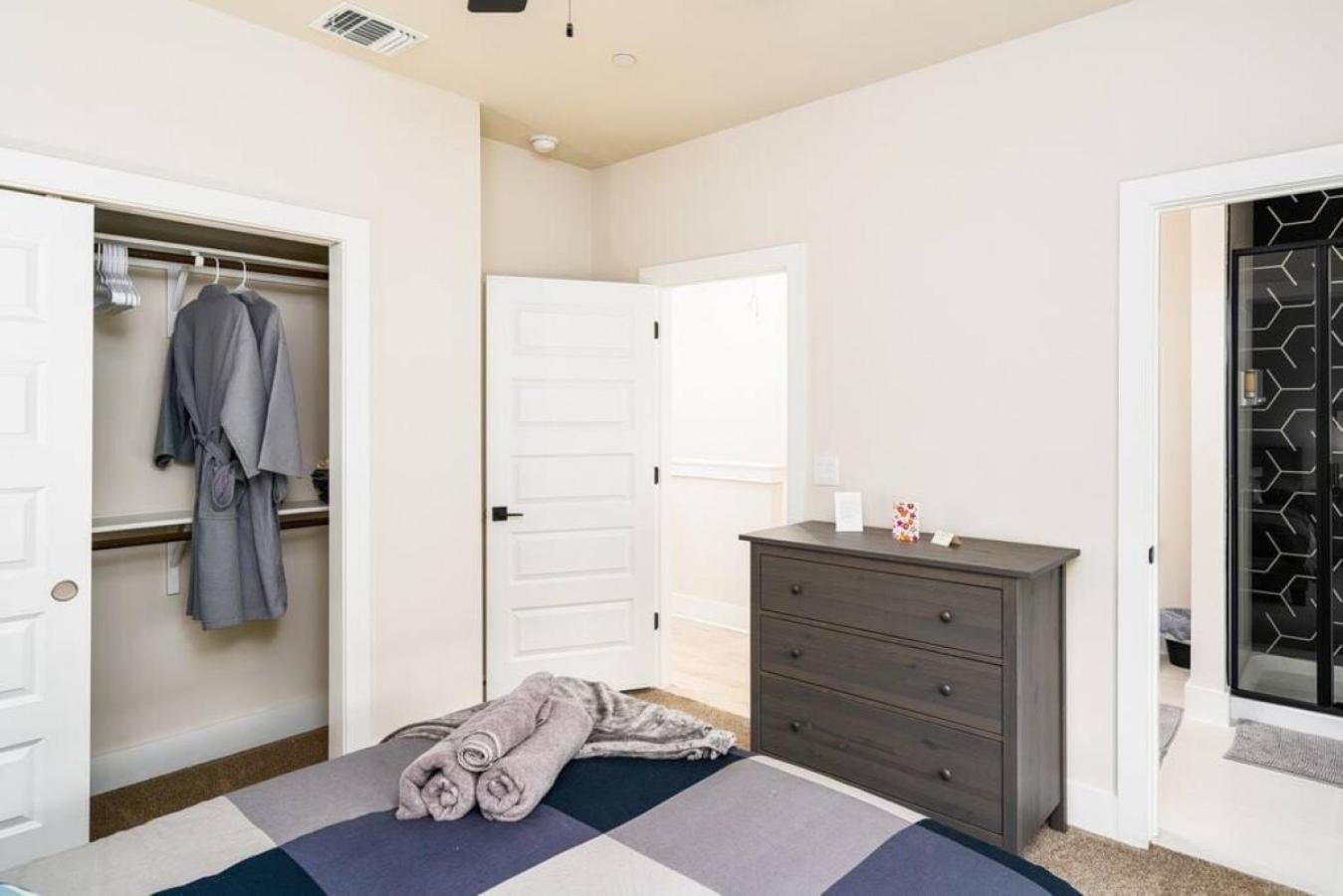 Spacious New Condo! Near Ftsam Houston*alamo*pearl Holiday home *